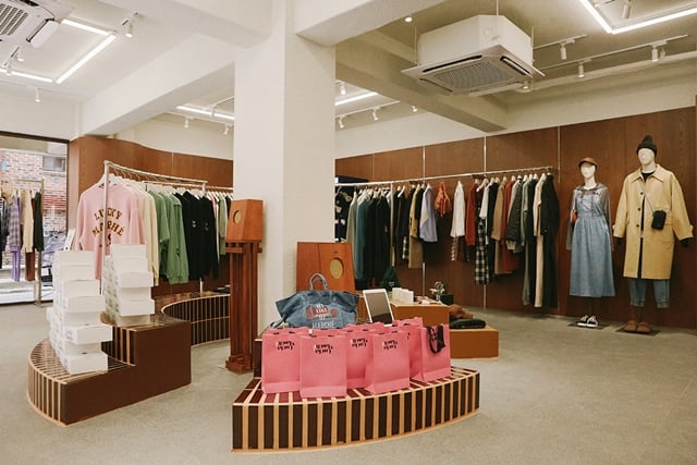 코오롱인더스트리FnC부문이 전개하는 유니섹스 영 캐주얼 브랜드 '럭키마르쉐'(Lucky Marché)가 성수동에 플래그십 스토어를 오픈했다./사진제공=럭키마르쉐 