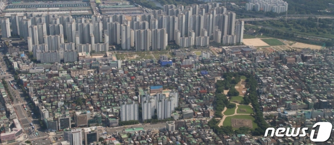 서울시 송파구 롯데월드타워 전망대 서울 스카이에서 바라본 서울 아파트 전경. 2021.7.23/뉴스1 © News1 구진욱 기자