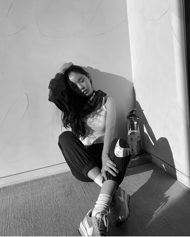 에이핑크 손나은이 일상복으로 선택한 '힙한 트레이팅 스타일'을 공개했다./사진출처=손나은 인스타그램