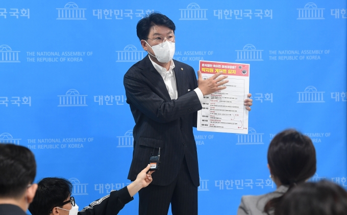 윤석열 예비후보 국민캠프 장제원 종합상황실 총괄실장이 12일 오전 서울 여의도 국회 소통관에서 박지원 국가정보원장 대선개입 의혹에 대한 즉각적인 수사를 촉구하는 성명을 발표하는 모습. /사진=뉴스1