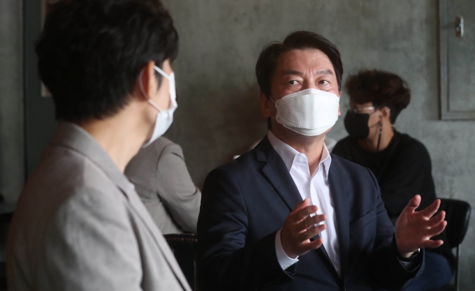 안철수 국민의당 대표가 12일 서울 서초구 양재동의 한 호프집에서 열린 코로나19 대응 전국자영업자비상대책위원회와의 현장 간담회에서 발언하는 모습. /사진=뉴스1