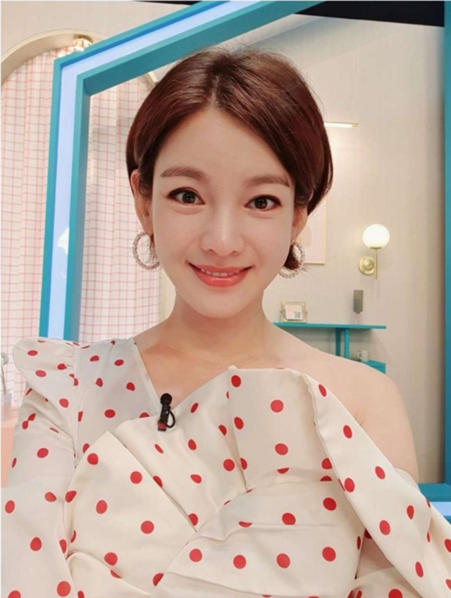 방송인 정가은이 '제니 어깨' 만들기에 열을 올리고 있다./사진출처=정가은 공식 인스타그램