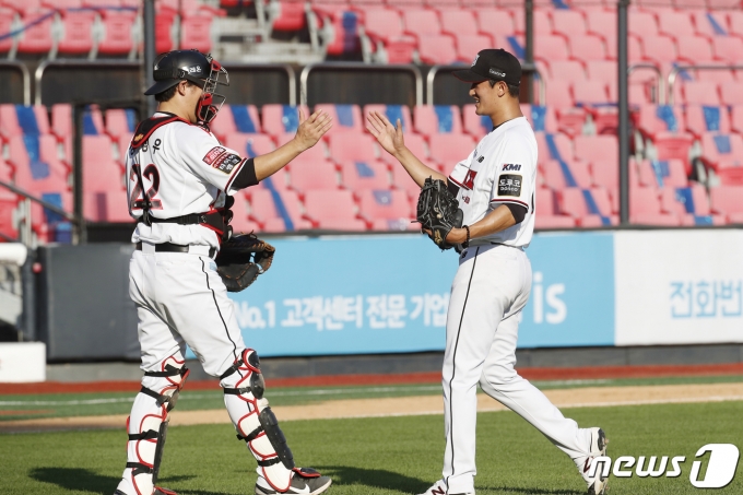 [사진] 완봉승 거둔 kt 고영표 '10승이다'