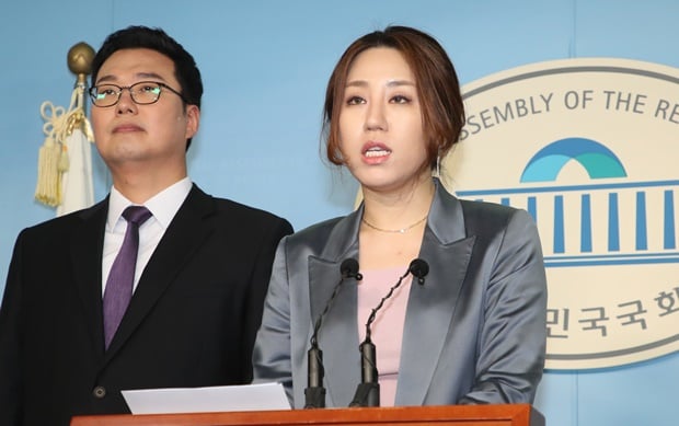 윤석열 전 검찰총장의 고발 사주 의혹 제보자인 조성은씨가 공익신고서를 국민권익위원회에 제출했다. 사진은 조씨가 지난해 3월5일 서울 여의도 국회 정론관에서 박근혜 전 대통령의 서신과 미래통합당 합류 중도청년정당 입장을 밝히고 있는 모습. /사진=뉴시스