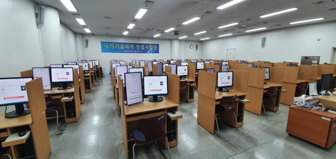  광주상공회의소는 수험생들에게 최적화된 시험 환경을 제공하기 위해 오는 9월 15일부터 상설시험장에 듀얼모니터를 설치해 첫 시험을 시행할 예정이다/사진=광주상의 제공.