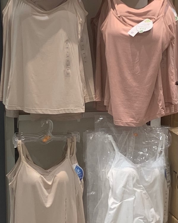노브라를 하는 사람들은 불편한 시선을 피하기 위해 니플패치나 브라렛 등을 이용한다. 사진은 한 의류 매장에 걸려있는 브라캡이 내장된 런닝의 모습.  /사진=서지은 기자