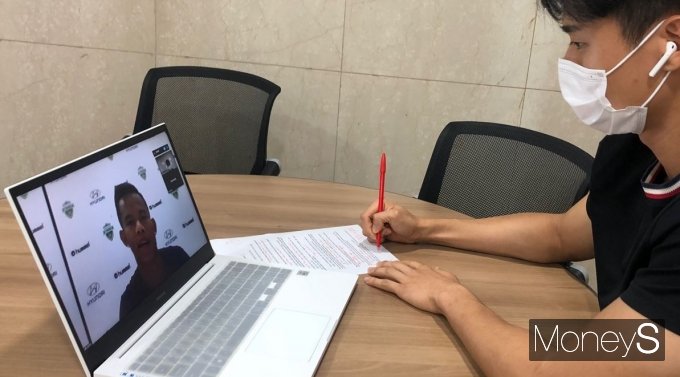 지난 10일 화상 연결을 통해 인터뷰를 진행한 전북 현대 소속의 사살락 하이프라콘은 가족들에게 자신이 뛰는 경기를 보여주고 싶다고 강조했다. /사진=양승현 기자