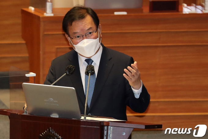 김부겸 국무총리가 15일 오후 서울 여의도 국회에서 열린 제 6차 본회의 경제 분야 대정부 질문에서 윤영석 국민의힘 의원 질의에 답변하고 있다. 2021.9.15/뉴스1 © News1 이동해 기자
