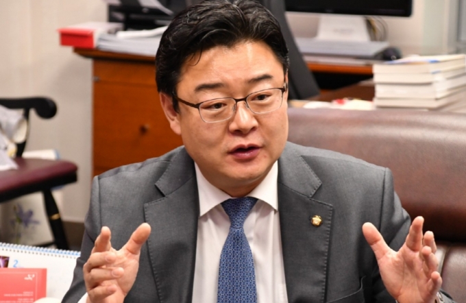 과대포장 문제가 여전히 줄어들지 않고 있는 것으로 나타났다. 사진은 국회 환경노동위원회 소속 김성원 국회의원./사진제공=김성원 국회의원실