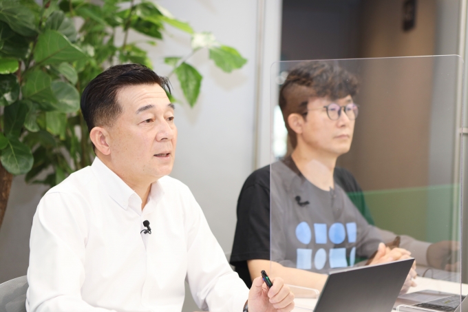 네이버클라우드 김태창 전무(왼쪽)와 장범식 리더가 온라인 밋업을 진행하는 모습. /사진제공=네이버