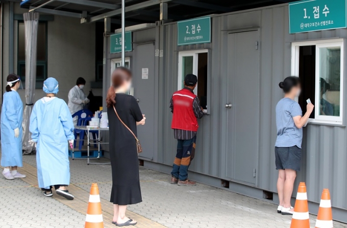 17일 발표될 신종 코로나바이러스 감염증(코로나19) 신규 확진자 수는 2000명 안팎이 될 전망이다. 사진은 지난 16일 대전 소재 한 선별진료소. /사진=뉴스1