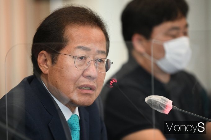 홍준표 의원(국민의힘·대구 수성을) 측이 2030세대 지지율 상승 원인을 ‘시대가 만든 것’이라고 분석했다. 사진은 지난 14일 서울 중구 한국프레스센터를 방문한 홍 의원. /사진=장동규 기자(국회사진취재단)