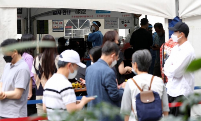 김부겸 국무총리는 17일 "오늘 중으로 전국민 70%가 1차 접종을 마칠 것"이라고 밝혔다. 사진은 서울 강남구 선별진료소에 시민들이 검사를 위해 줄지어 서 있는 모습. /사진=김휘선 머니투데이 기자