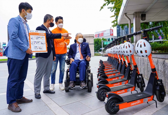 뉴런 모빌리티가 시각장애인용 ‘점자 안내 스티커’를 뉴런 전동킥보드에 부착하기로 했다. /사진제공=뉴런 모빌리티