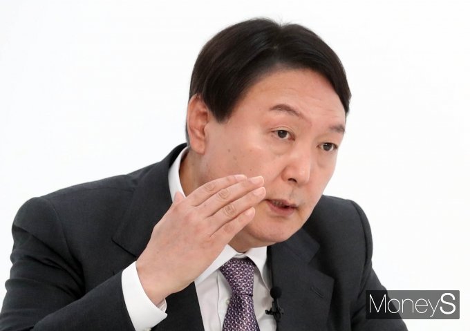 윤석열 전 검찰총장의 고발 사주 의혹과 관련해 윤 전 총장 측에서 대검찰청이 고발장을 유출했다고 주장하자 대검이 이를 부인했다. 사진은 지난 10일 오후 서울 금천구 즐스튜디오에서 열린 '국민 시그널 면접'에 참석해 질문에 답하고 있는 윤 전 총장 모습. /사진=국회사진취재단 