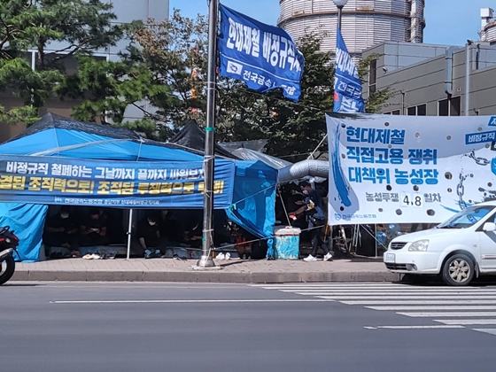충남 당진 현대제철 당진제철소 앞에 본사의 직접 고용 등을 요구하는 현수막이 걸려 있다. /사진=현대제철