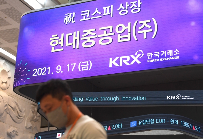 17일 현대중공업이 유가증권시장 상장 첫날 상승세다. 이날 오전 서울 영등포구 여의도 한국거래소 전광판에 현대중공업의 코스피 상장을 알리고 있다./사진=장동규 기자