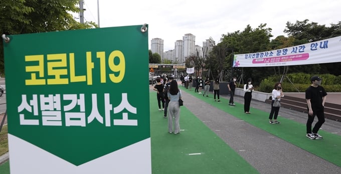 17일 0시 기준 서울의 신종 코로나바이러스 감염증 신규 확진자가 746명을 기록했다. 감염병 전담병원 병상 가동률은 83.9%다. 사진은 이날 서울 서초구 고속터미널 임시선별진료소에서 코로나19 검사를 기다리는 시민 모습. /사진=뉴스1