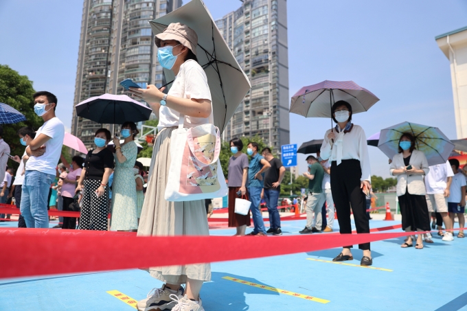 지난 16일(이하 현지시각) 블룸버그통신에 따르면 중국 국가위생건강위원회가 전날 기준 약 10억1000만명(전체 인구 71%)이 백신 접종을 완료했다고 보도했다. 사진은 지난 14일 중국 푸젠성 샤먼시 한 백신 접종센터 앞에서 접종을 기다리고 있는 시민들. /사진= 로이터