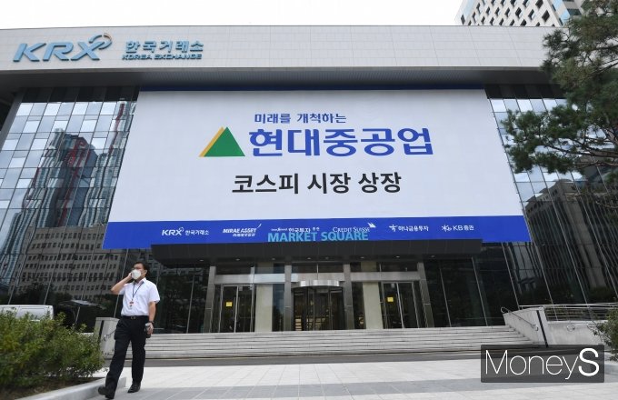 현대중공업이 '따상'(시초가가 공모가의 두 배에 형성, 이후 상한가)에는 실패했지만 공모가 대비 양호한 흐름을 이어가며 증시 입성 첫날 조선업 대장주에 등극했다. 증권가는 향후 현대중공업의 주가 전망을 긍정적으로 보고 있다./사진=장동규 기자