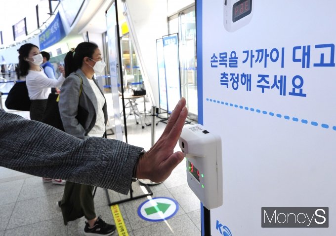 [머니S포토] '열차 탑승 전 발열체크'