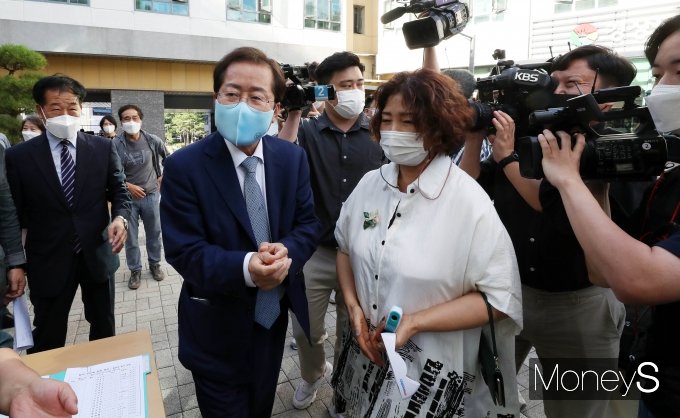 홍준표 의원(국민의힘·대구 수성을)이 '조국 과잉수사' 발언에 당내 대선 주자들이 비판하자 "이정희가 참 많아졌다"고 맞받아쳤다. 사진은 17일 경남 남명학사를 방문한 홍 의원(가운데 파란 마스크) 모습. /사진=국회사진취재단