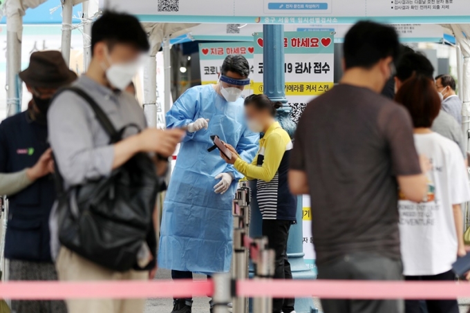 17일 오전 0시부터 오후 6시까지 서울 코로나 19 확진자는 559명으로 집계됐다. 사진은 이날 서울역광장에 마련된 코로나19 선별검사소. /사진=뉴스1