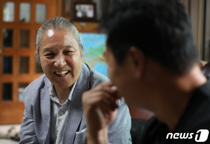 1일 경기 남양주시에 위치한 마약중독재활센터 경기 다르크(DARC, Drug Addiction Rehabilitation Center)에서 임상현 센터장이 마약 중독자였던 입소자와 대화를 하고 있다. 2021.9.1/뉴스1 © News1 신웅수 기자