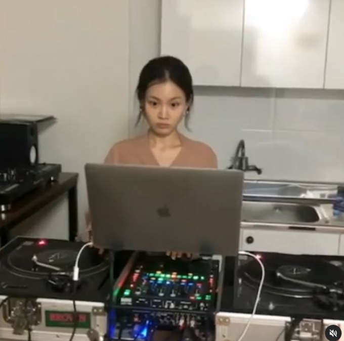 가수 이하이가 몰라보게 달라진 모습으로 눈길을 모았다. /사진=이하이 인스타그램