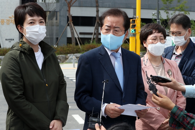 홍준표 국민의힘 대선 경선후보가 20일 오전 경기도 성남시 대장동 대장지구를 방문해 개발현장을 살펴보며 발언을 하고 있다. / 사진=뉴스1 박세연 기자