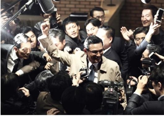홍준표 국민의힘 대선경선 후보가 영화 아수라의 예까지 들면서 이재명 경기지사에 대해 "대장동 논란으로 막다른 골목에 몰린 상황"이라고 지적했다. 2016년 김성수 감독의 영화 '아수라' 주인공인 악덕시장 박성배(황정민 분). 이권과 성공을 위해 선거법 위반, 조직폭력배와 결탁 등 온갖 위법을 일삼다가 비참한 최후를 맞이했다./사진=뉴스1 