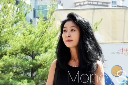 배우 김부선씨가 이재명 경기도지사의 대장동 개발 사업 특혜 의혹과 관련해 “재명씨는 대장동에서 모르는 분들께도 돈벼락을 맞게 해주시면서 내게도 살짝 알려줬다면 얼마나 좋았을까”라며 서운함을 드러냈다./사진=머니S 임한별 기자 