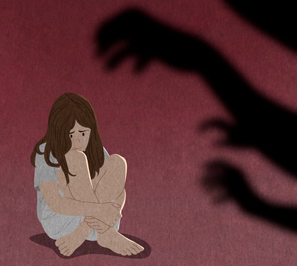 자신을 강제추행 혐의로 신고해 재판을 받게 했다는 이유로 지인을 여러 차례 흉기로 찌른 뒤 성행위를 벌인 40대 남성이 항소심에서도 중형을 선고받았다./그래픽=뉴스1 