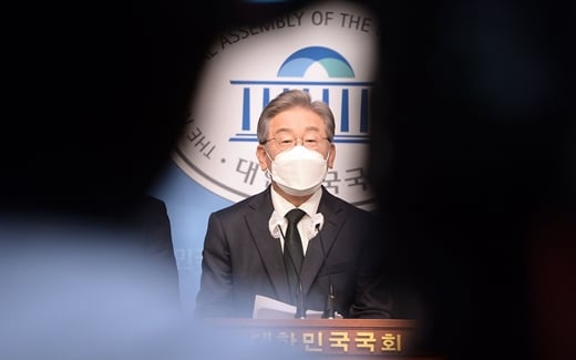 이재명 캠프는 야당의 '대장동 개발 특혜‘ 의혹과 관련한 특검과 국정감사 요구에 대해 "수사가 진행되면 얼마든지 수사를 받겠지만 특검과 국정감사 요구엔 반대한다"고 22일 밝혔다./사진=뉴스1 