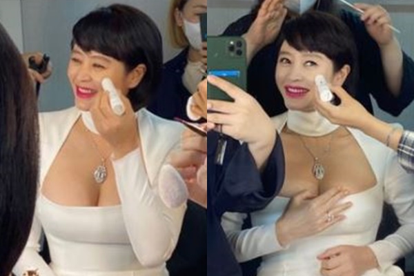 배우 김혜수가 과감한 드레스 패션을 선보였다. /사진=김혜수 인스타그램
