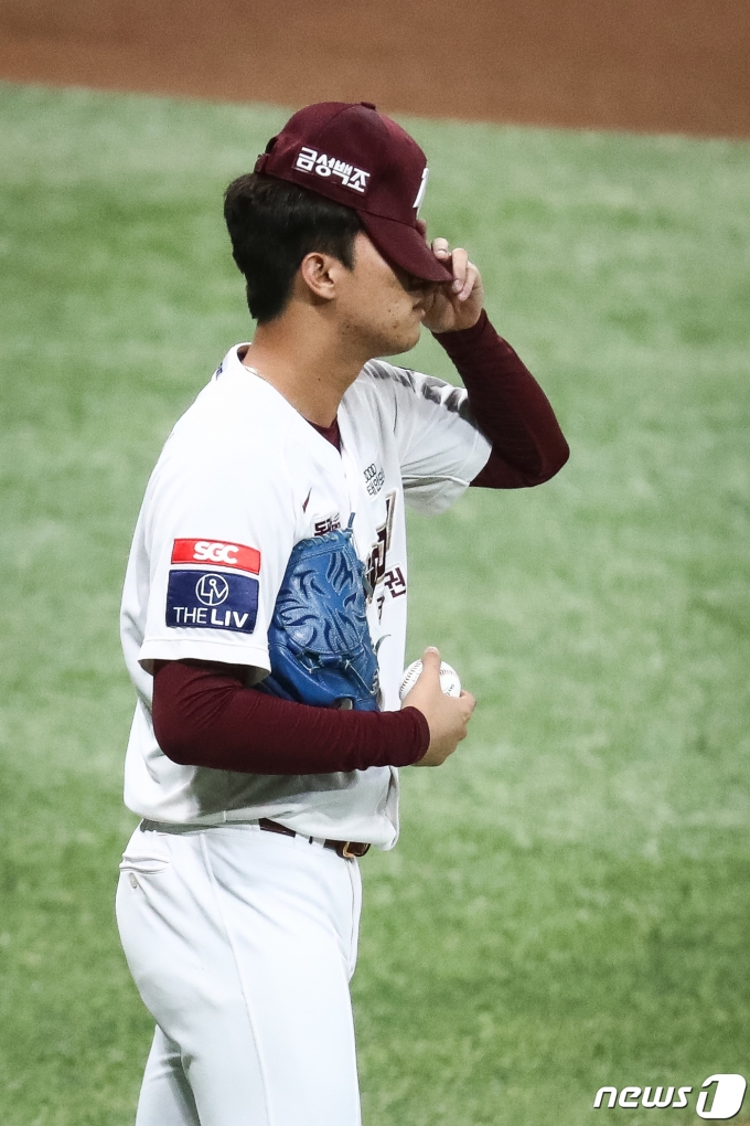 [사진] 모자 눌러쓰는 키움 안우진