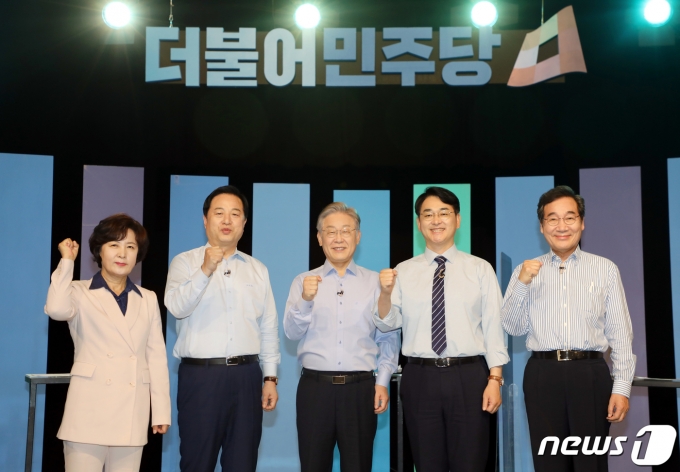 추미애(왼쪽부터), 김두관, 이재명, 박용진, 이낙연 더불어민주당 대선 경선 주자들이 지난 19일 오후 3시 광주 MBC사옥에서 열린 민주당 제20대 대선후보자 광주·전남·전북지역 생방송 토론에 앞서 포즈를 취하고 있다. 2021.9.19/뉴스1 © News1 허단비 기자