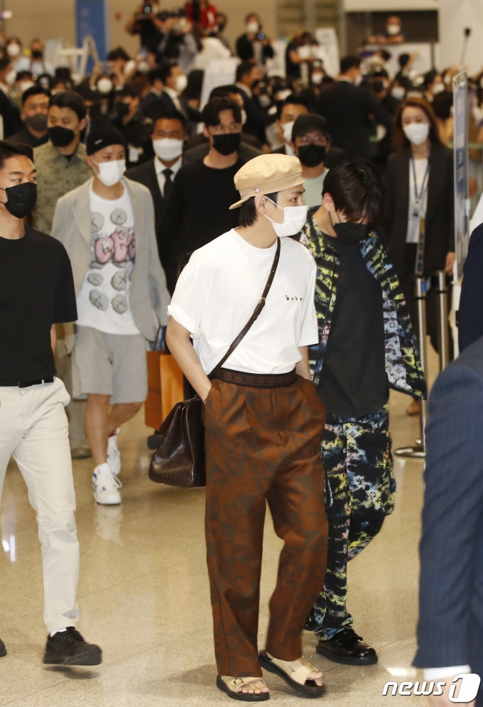 [사진] 방탄소년단 뷔, 공항 패션 포인트는 슬리퍼