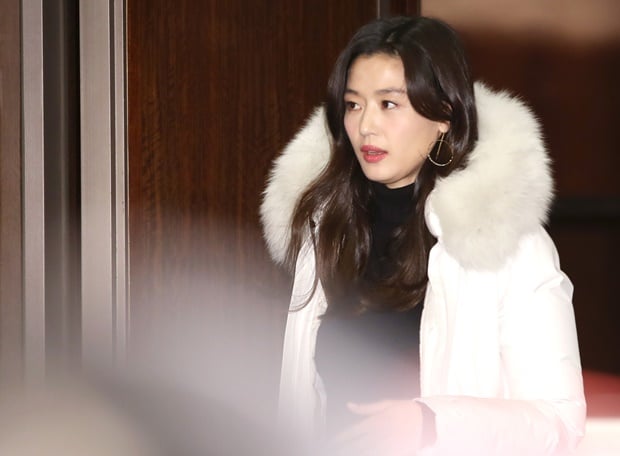 24일 배우 전지현 부부가 인천 송도에서 데이트를 즐기며 3개월 전 불거졌던 이혼설을 불식시켰다. 사진은 배우 전지현이 2019년 11월12일 오전 서울 중구 소공동 한 호텔에서 열린 따뜻한 세상 캠페인에 참석하는 모습. /사진=뉴스1