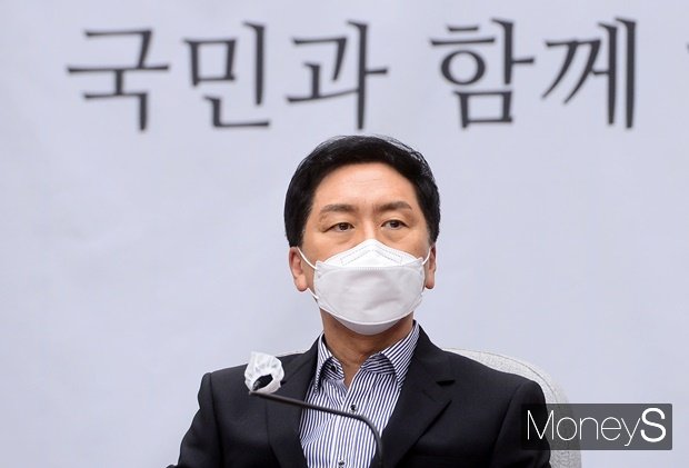 24일 김기현 국민의힘 원내대표는 국민들은 전기요금 인상이 문재인 정권의 잘못된 탈원전 정책의 청구서라는 사실을 알고 있다고 비판했다. 사진은 24일 국회에서 열린 국민의힘 원내대책회의에서 김 원내대표가 발언하는 모습. /사진=임한별 기자