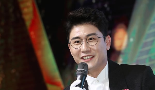 '영탁' 상표를 두고 가수와 막걸리업체의 공방이 이어지는 가운데 오는 25일 MBC '실화탐사대'에서 계약서 초안 등이 최초 공개된다. 사진은 지난 7월 'MTN 2020 방송광고페스티벌'에 참여한 가수 영탁의 모습. /사진=뉴시스 