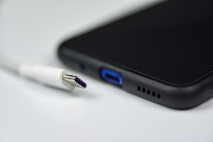 지난 23일(현지시각) 유럽연합(EU)이 모든 스마트폰 제조업체들에게 USB-C(C 타입) 충전포트의 사용을 의무화할 계획이라고 밝혔다.  사진은 기사내용과 무관함. /사진= 이미지 투데이