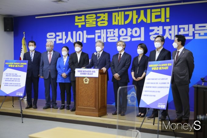 더불어민주당 대선 예비후보인 이재명 경기도지사가 24일 오후 경남도의회 1층 대회의실에서 부울경 지역 공약발표 기자회견을 하고 있다./사진=머니S 임승제 기자.