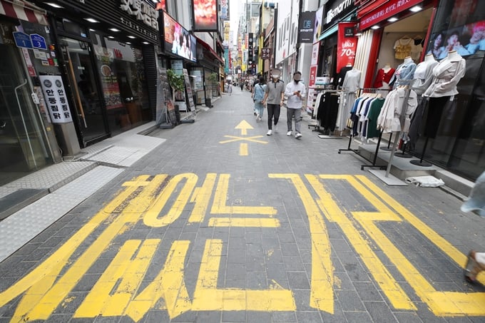 지난 24일 방역당국이 위드 코로나를 검토한다면서도 급격한 방역수칙 완화는 없을 것이라고 밝혔다. 사진은 지난 6일 서울 중구 명동 거리 모습. /사진=뉴스1