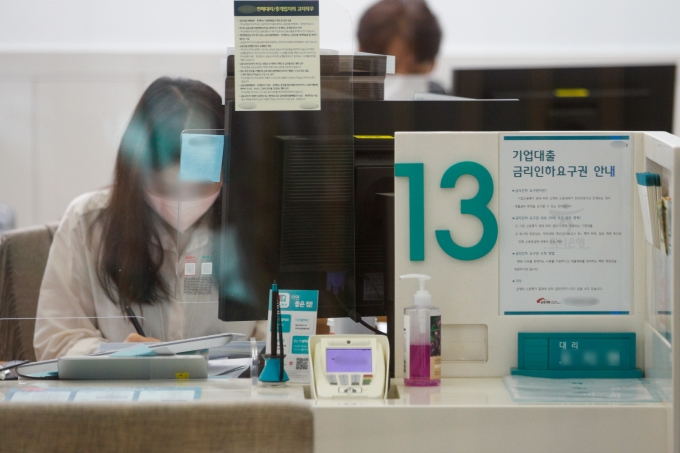 기준금리가 올 연말 1%까지 오르면 차주 1인당 연간 이자부담규모가 지난해 말 271만원에서 올해 말 301만원으로 30만원 증가한다는 한국은행의 분석이 나왔다. 사진은 지난 23일 서울시내 은행 대출창구./사진=뉴스1