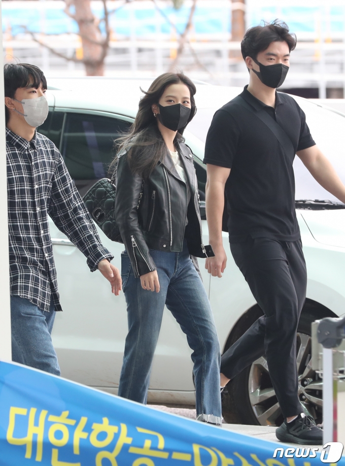 [사진] 공항 도착한 블랙핑크 지수
