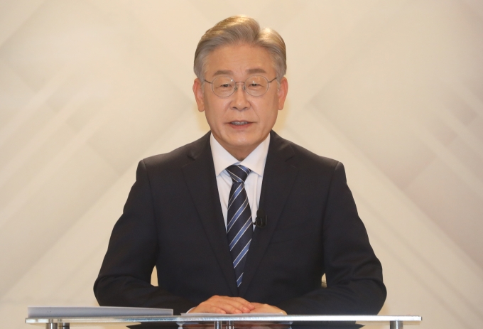 더불어민주당 대선 주자 이재명 경기지사가 25일 자신의 페이스북을 통해 자신이 성남시장 시절 추진한 이른바 '대장동 개발 특혜' 의혹에 정면 돌파할 뜻을 나타냈다./사진=뉴스1