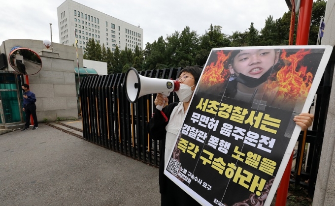 대학생진보연합(대진연)은 25일 서울 서초경찰서 앞에서 장제원 국민의힘 아들인 래퍼 노엘(본명 장용준)의 구속을 촉구하는 국민 참여 긴급행동 1인 시위를 진행했다. /사진=뉴스1 
