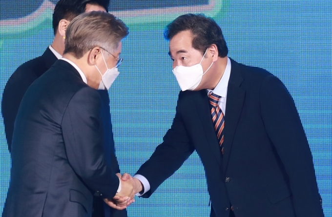 이낙연 더불어민주당 대선 경선 후보(오른쪽)가 25일 광주 서구 김대중컨벤션센터에서 열린 '민주당 광주·전남 경선'에서 이재명 후보를 제치고 1위에 올랐다. 하지만 이재명 후보는 누적 득표에서 여전히 과반을 유지하고 있다. /사진=뉴스1 