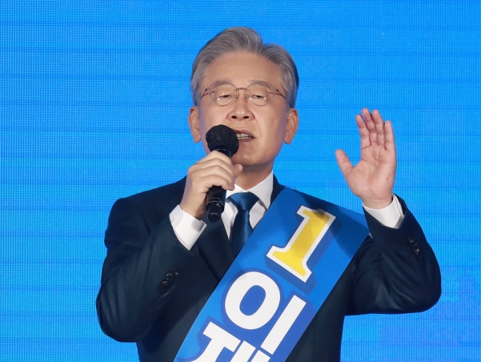 이재명 더불어민주당 대선 경선 후보는 25일 광주 서구 김대중컨벤션센터에서 열린 민주당 광주·전남 경선 결과 46.9%(3만3726표)의 득표율로 2위를 차지했다. /사진=뉴스1